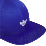 Gorra azul con visera plana y logo de Adidas bordado en blanco.