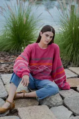 Sweater fucsia de hilado semi metálico con bordados y mangas oversized. Diseño con patrón de bordados.