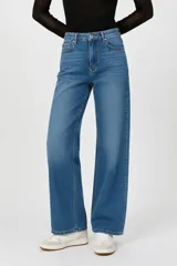 Pantalon de jean de corte ancho y tiro alto, con diseño de cinco bolsillos y cierre frontal con botón y cremallera.