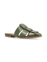 Sandalias tipo mule de cuero color verde oliva, con diseño de tiras entrelazadas en el empeine y punta cerrada. Poseen suela plana y taco bajo.
