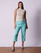 Pantalón capri color turquesa de gabardina elastizada, marca Zac & Reachel. Pretina ancha elastizada. Delantera y trasera con bolsillos simulados.