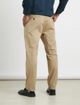 Pantalon de corte recto y estilo casual, color negro, con cierre frontal y bolsillos laterales.