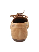 Mocasín de mujer estilo náutico marca RKF, modelo Roberta, confeccionado en 100% cuero gamuzado color marrón claro. Presenta cordones decorativos laterales con ojalillos metálicos dorados y cordón superior para atar.