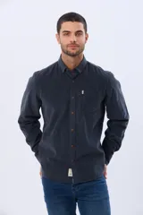 Camisa de manga larga confeccionada en pana fina de algodón, con cuello camisero, cierre frontal de botones y un bolsillo aplicado en el pecho.