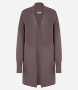 Cardigan largo de punto color marrón malva, con diseño de frente abierto y hombros caídos. Presenta mangas largas con puños acanalados y una textura de punto diferenciada en la parte superior frontal.