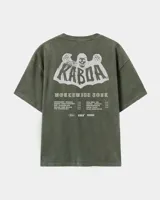 Remera oversize gris con efecto acid wash y estampa frontal con la leyenda "WORLDWIDE TOUR" en tipografía gótica.