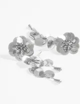 Aros colgantes plateados con forma de flor y lentejuelas colgantes.