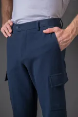 Pantalón cargo color beige con bolsillos laterales y corte recto.