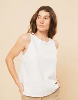 Musculosa blanca de lino con escote redondo y corte a la cadera.