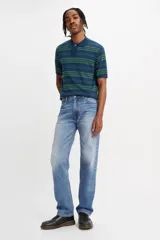 Jean de corte recto y relajado, con diseño de cinco bolsillos y cierre de bragueta. Presenta un lavado azul clásico con efecto desgastado.