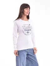 Remera negra de manga larga con escote en V y estampa frontal blanca con diseño de soles y la frase 'Woke Up'.