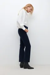 Pantalón negro de pana de corte recto.