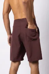 Short de baño color bordó con cordón de ajuste blanco en la cintura y pequeño parche con logo en el ruedo.