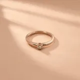 Anillo solitario de oro con un diamante brillante central engastado en garras.