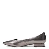 Zapatos de mujer Bottero con diseño en punta, acabado metalizado en tono plateado y tacón bajo cuadrado.