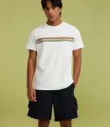 Remera de algodón con cuello redondo, mangas cortas y corte regular. Presenta un diseño con franjas horizontales en tonos contrastantes en la parte superior del pecho.