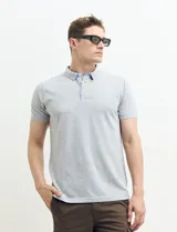 Chomba verde con cuello polo y tapeta de dos botones.