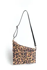 Bandolera marrón con estampado animal print, cierre superior con cremallera y correa larga regulable de cuero sintético negro.