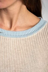 Sweater oversize de tejido de punto con diseño de rayas horizontales anchas en color beige y azul marino, cuello redondo marrón y puños y dobladillo en marrón con líneas beige y blancas.