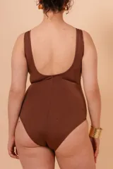 Malla entera marrón combinada, con nudo en el escote. Ofrece gran contención y cobertura del busto. Tiene bolsillo interno en el busto para colocar copa removible o prótesis externa. Confeccionada con tela que contiene fibra LYCRA® XTRA LIFE™.