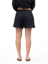 Short de lino color negro, con cintura elástica y bolsillos laterales, de diseño holgado y cómodo.