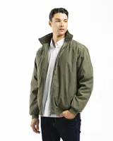Campera de microfibra color verde militar, con cierre frontal completo, cuello alto y puños y ruedo elásticos en tejido rib.