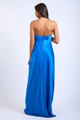 Vestido largo de satén con diseño strapless tipo tubo, de corte recto y caída fluida, ideal para eventos formales.