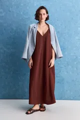 Vestido largo blanco de corte amplio y silueta recta, confeccionado en mezcla de lyocell, viscosa, nylon y lino. Tiene escote en V y breteles finos regulables.