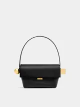 Bolso de mano negro de piel napa suave con asa de hombro, cierre de solapa plegable, charms de esfera y cubo bañados en oro, cierre magnético, bolsillo de parche en la parte trasera, bolsillo de parche interior y bolsillo con cremallera. Logotipo y herrajes bañados en oro. Interior totalmente forrado en algodón.