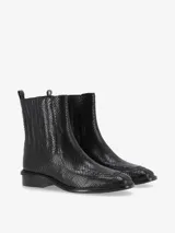 Bota baja de cuero con grabado snake en tonos marrones y negros, punta cuadrada, elásticos laterales y taco bajo de madera.