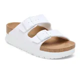 Sandalia tipo Birkenstock con plataforma, color blanco, con dos correas ajustables con hebillas y plantilla de corcho anatómica.