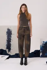 Top de tejido de punto color marrón, con cuello alto y diseño sin mangas, de corte ajustado al cuerpo.