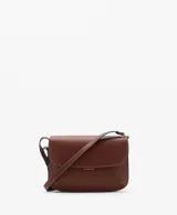 Bolso tipo bandolera de tamaño pequeño, confeccionado en material efecto piel color marrón. Presenta una solapa frontal con cierre metálico a presión, costuras decorativas en contraste y una correa larga ajustable.