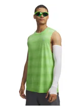 Musculosa deportiva Under Armour de corte holgado, confeccionada en tejido ligero con textura jacquard para mayor ventilación. Presenta cuello redondo, aberturas laterales en el bajo y logo de la marca estampado en el pecho.