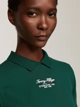 Chomba verde de corte regular con cuello clásico y logo bordado en el pecho.