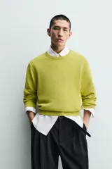Sweater de punto regular fit, color verde, con cuello redondo y manga larga. Puños y dobladillo en rib.