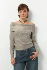 Sweater strapless con estampado animal print.