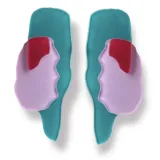 Par de aros colgantes con forma de rostro femenino en color lila, con detalle de esmalte rojo en el pelo, sobre una base de acrílico color verde agua.