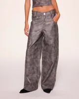 Pantalón de cuero sintético color gris con efecto desgastado, corte wide leg y tiro alto.