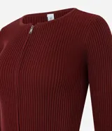 Cardigan de punto acanalado color verde menta y blanco, de manga larga y corte ajustado. Presenta un escote redondo con cierre frontal de cremallera doble.