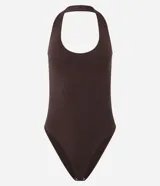 Body de poliamida color marrón oscuro, con diseño de escote halter y espalda abierta. Presenta breteles anchos que se unen alrededor del cuello y cierre inferior con botones de presión.