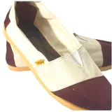 Alpargatas combinadas en blanco y azul marino, de lona reforzada con suela de goma.