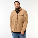Sobrecamisa de twill color beige, con cuello clásico, cierre frontal de botones y dos bolsillos frontales con solapa.