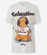 Remera de algodón color beige claro con cuello redondo y manga corta. Presenta un estampado central de un carpincho meditando con auriculares y la frase "I ❤️ MEDITATING", sobre un fondo con ondas y mariposas.