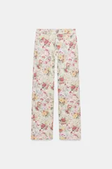 Jeans rectos de tiro medio con estampado floral multicolor sobre base blanca, trabillas para cinto, bolsillos delanteros y cierre frontal con cremallera y botón metálico.