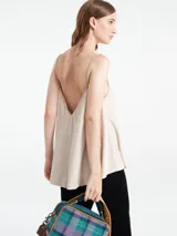 Top lencero de terciopelo en color beige, con escote en V decorado con detalles de encaje y breteles finos regulables.