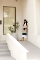 Vestido midi sin mangas, con cuerpo superior blanco y falda con bloques de color beige, azul marino y blanco. Presenta bolsillos de parche frontales.