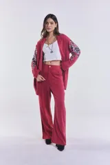 Pantalón sastrero de color bordó, tiro alto, corte wide leg y bolsillos laterales.