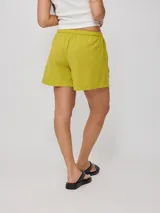 Short negro de algodón y lino con cintura elástica ajustable con cordón y parche bordado en la pierna derecha.