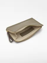 Monedero Adolfo Dominguez color ladrillo de cuero vacuno con cierre de cremallera, un compartimento y tarjetero en la parte trasera.